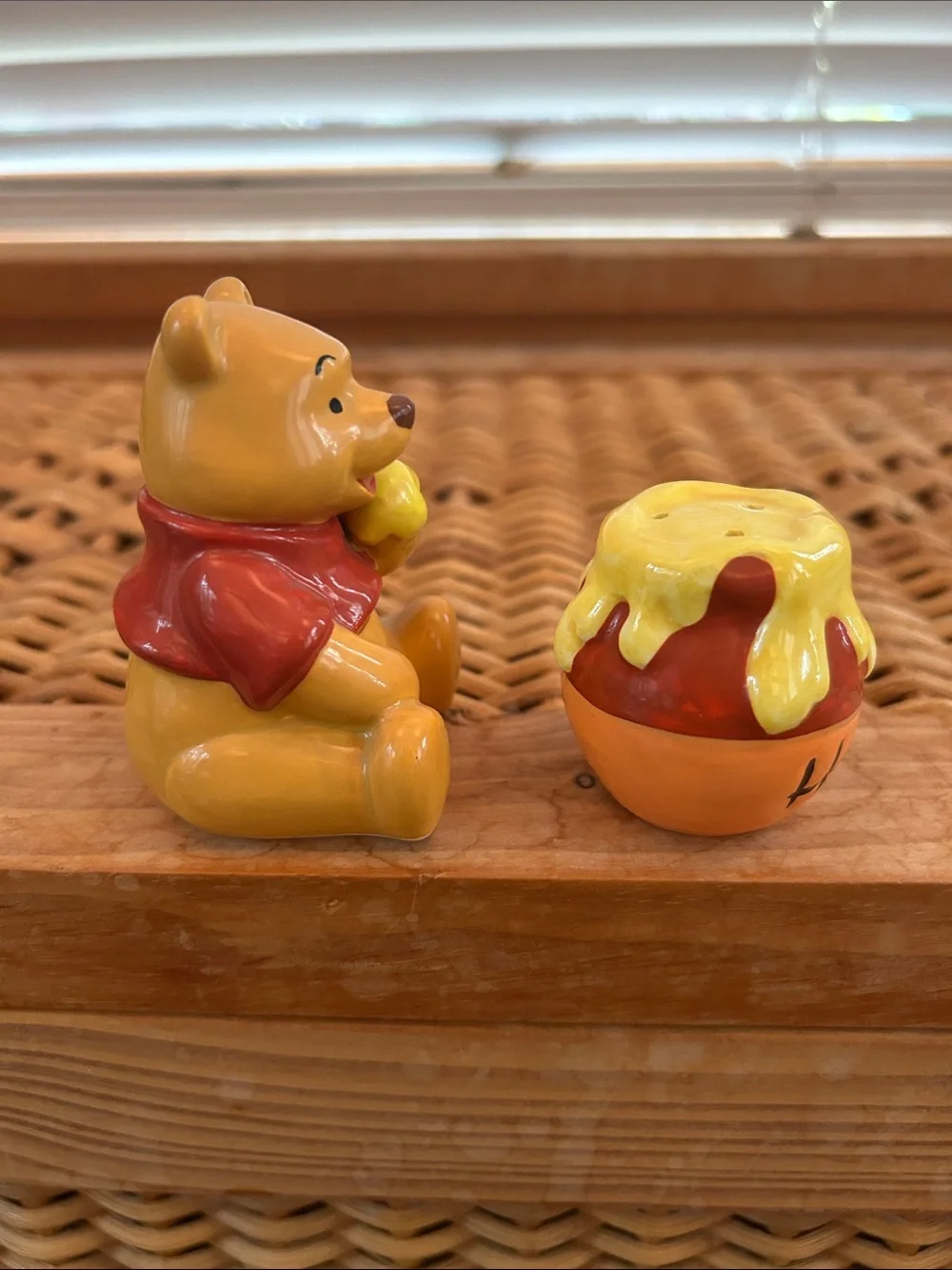 Disney Winnie the Pooh Ceramic Figurines w/Hunny Pot Salt & Pepper Shakers (LC)